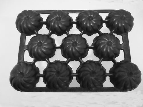 A recent restoration - unmarked Lodge 12-cup turk's cap muffin pan