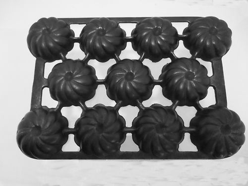 RARE #2 Made in USA ANTIQUE CAST IRON 11 HOLE MUFFIN PAN 10X7 triangle holes