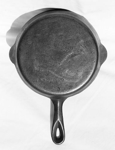 Vintage #7 unmarked Wagner cast iron skillet
