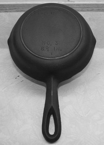 Unmarked Gate marked Cast Iron 3 Legged Spider Skillet 10 Inches (CRACKED)