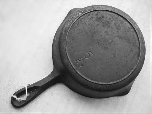 How old is this OLD mountain small cast iron? What's for? Made in